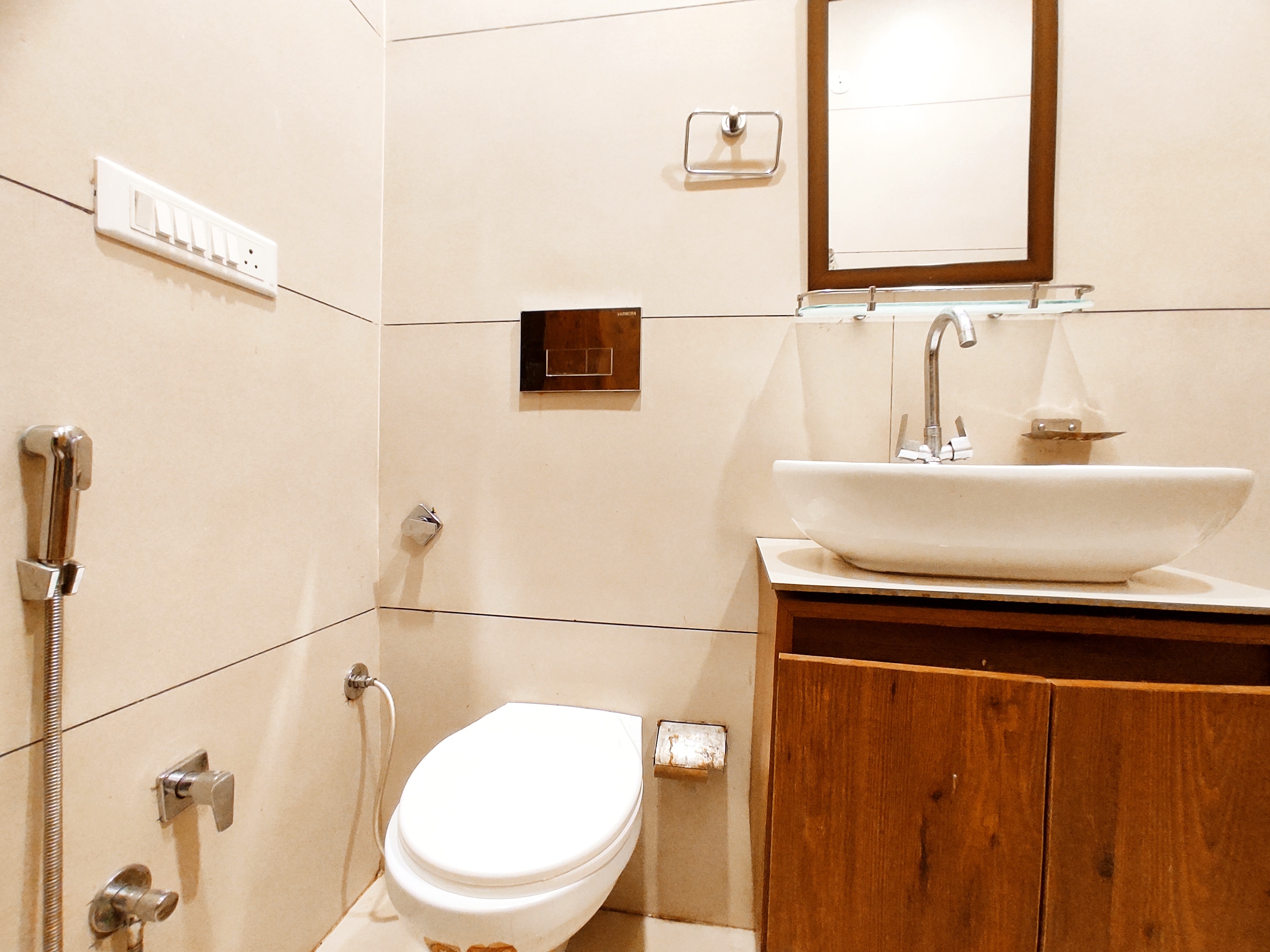 THE ELITE REGENCY - A Luxury Hotel Rooms By Crowne Group - Tap to explore photos