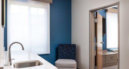 Holiday Inn Express Hotel & Suites NORTH SEQUIM, an IHG Hotel Room Type - 2 Queen Suite Communication Mobility Accessible Tub