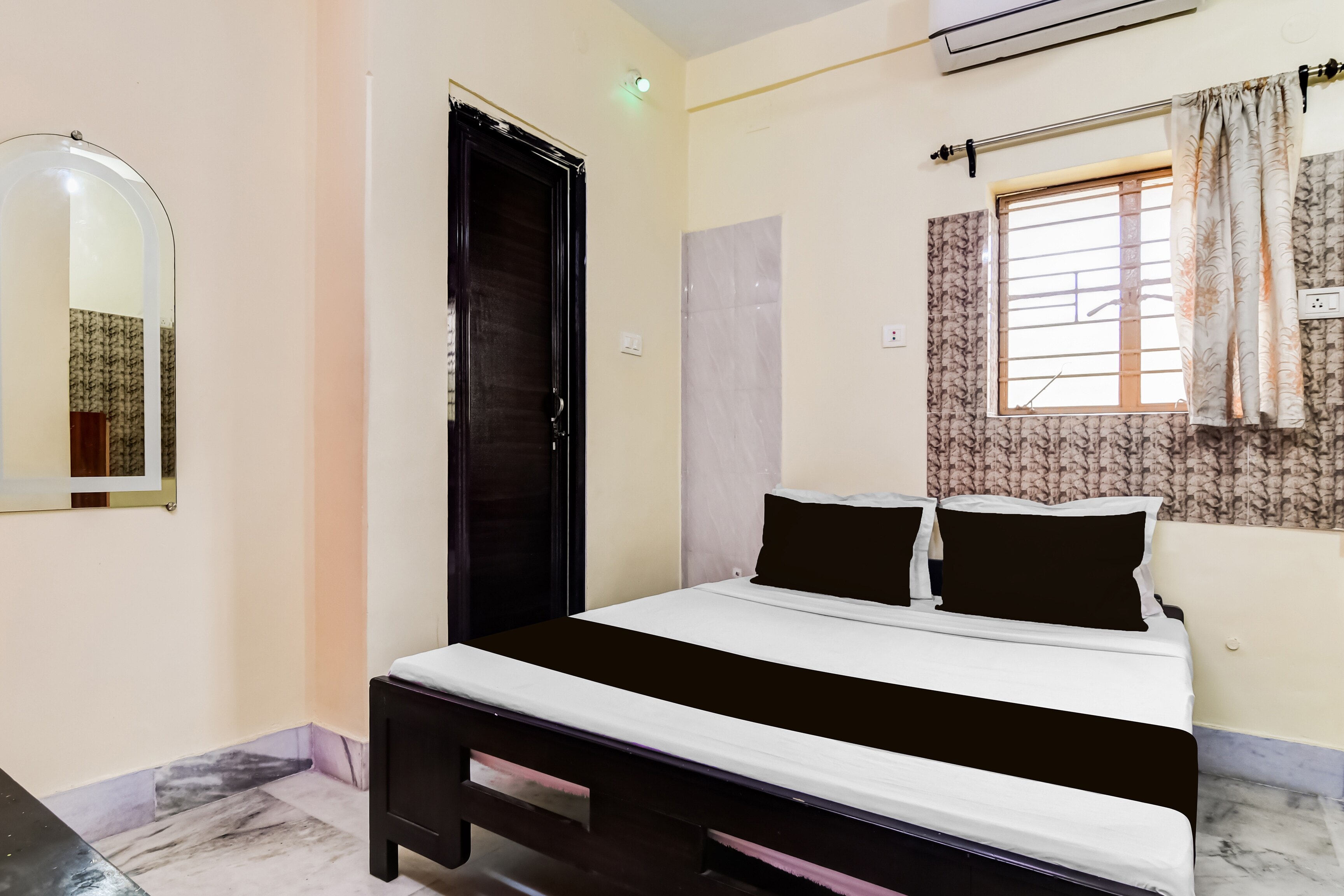 Hotel O Mukundapur Medica Bus Stand Formerly Florence Place - Tap to explore photos