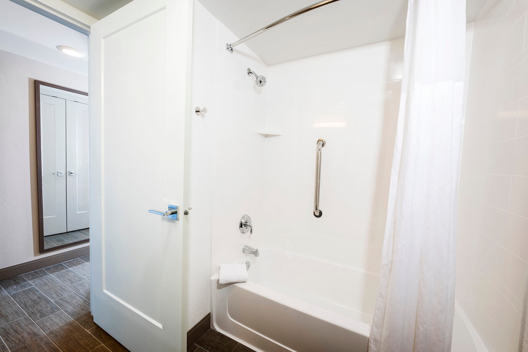 Hampton Inn by Hilton Virginia Beach-Oceanfront North - Tap to explore photos