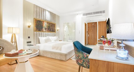 Arison Luxury (10 mins drive to airport) Room Type - Deluxe Room