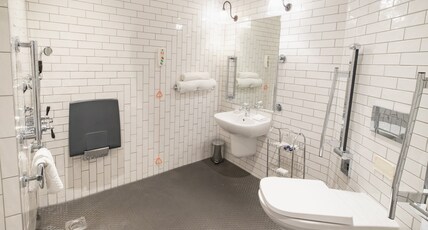 Kimpton CLOCKTOWER HOTEL, an IHG hotel Room Type - 1 King Premium Accessible Roll In Shower