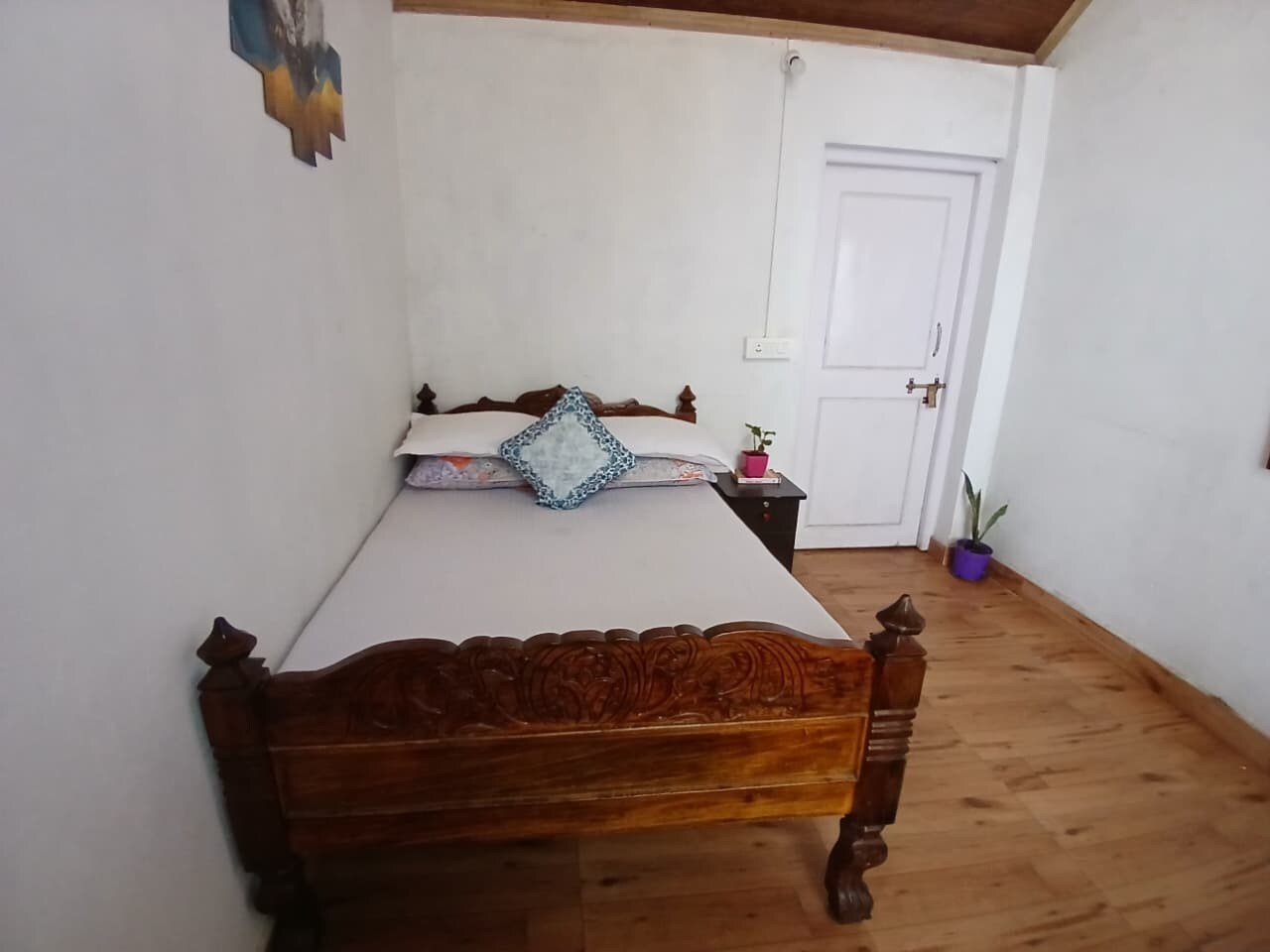 Serene 1BR Hill Cottage in Kurseong - Tap to explore photos