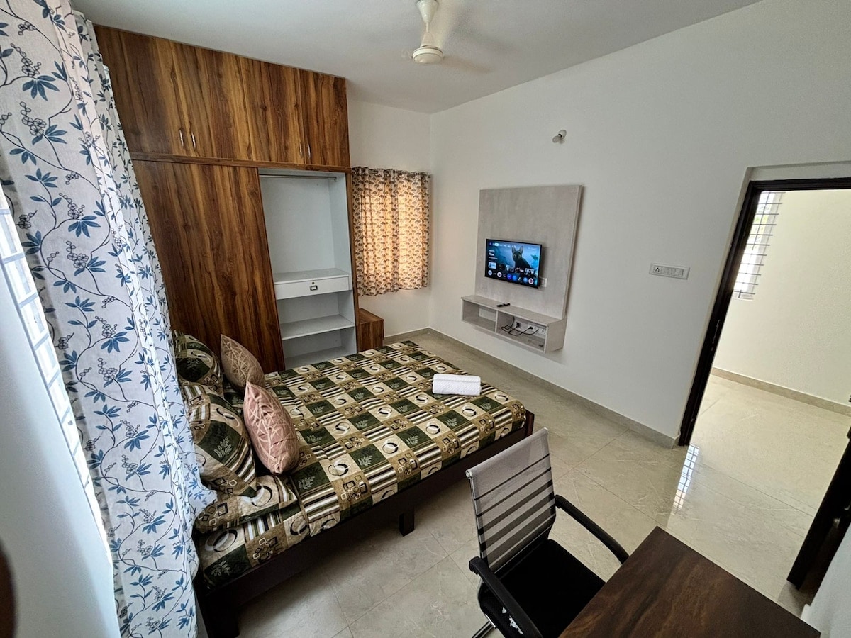Cosmo Comfort  Single Servised Room with Shared Kitchen - Tap to explore photos