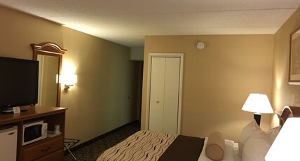 Best Western Clifton Park Room Type - 1 Queen Bed, Mobility Accessible, Communication Assistance, Bathtub, Non-Smoking, Full Breakfast Best Western Clifton Park Room Type - 1 Queen Bed, Mobility Accessible, Communication Assistance, Bathtub, Non-Smoking, Full Breakfast