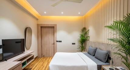 Housr Phase 1 Arjun Marg & Golf Course Road Room Type - Luxury King Bed Room
