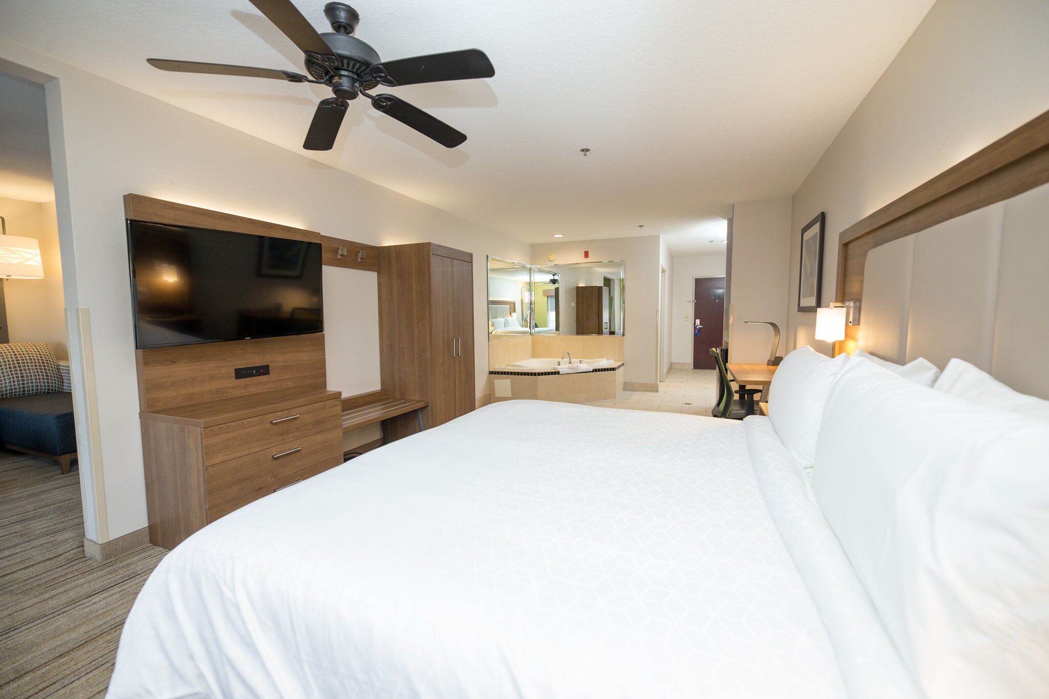 Holiday Inn Express & Suites Clinton, an IHG Hotel - Tap to explore photos