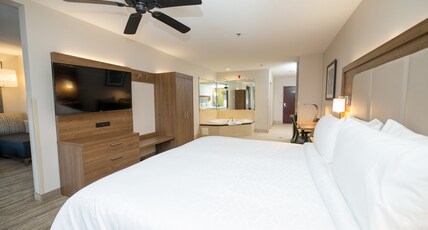 Holiday Inn Express & Suites Clinton, an IHG Hotel Room Type - 1 King Bed Suite Jetted Tub