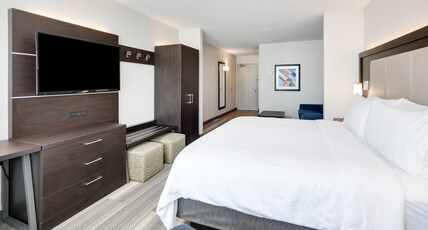 Holiday Inn  Express And Suites Dublin Room Type - 1 King Bed Suite Additional Living Area