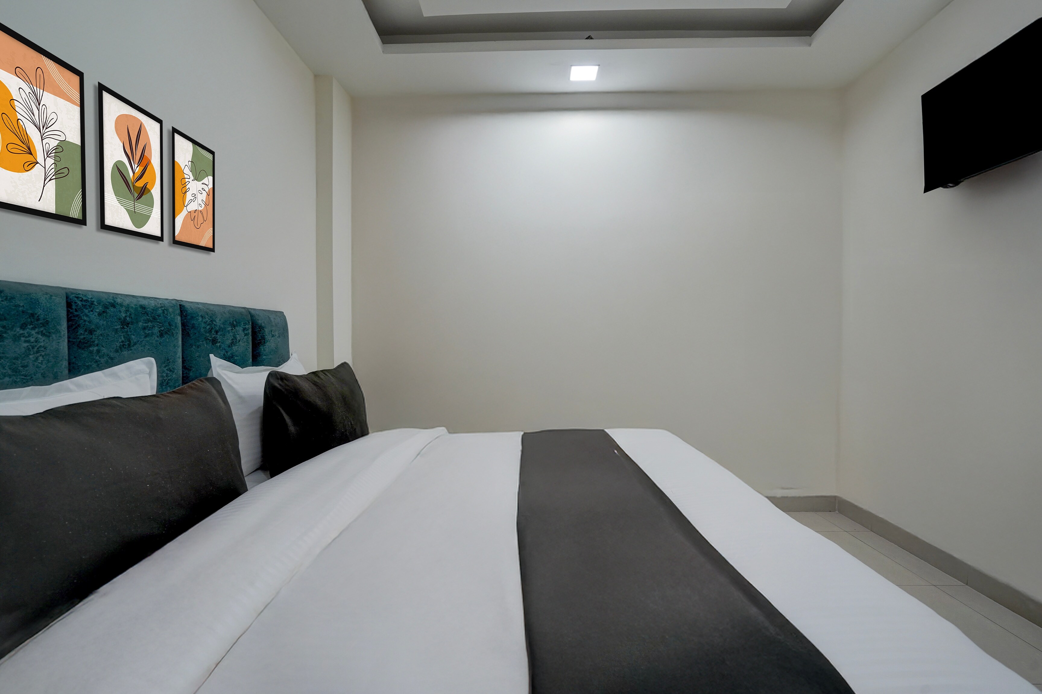 Hotel O MUKNOVA RESIDENCY - Tap to explore photos