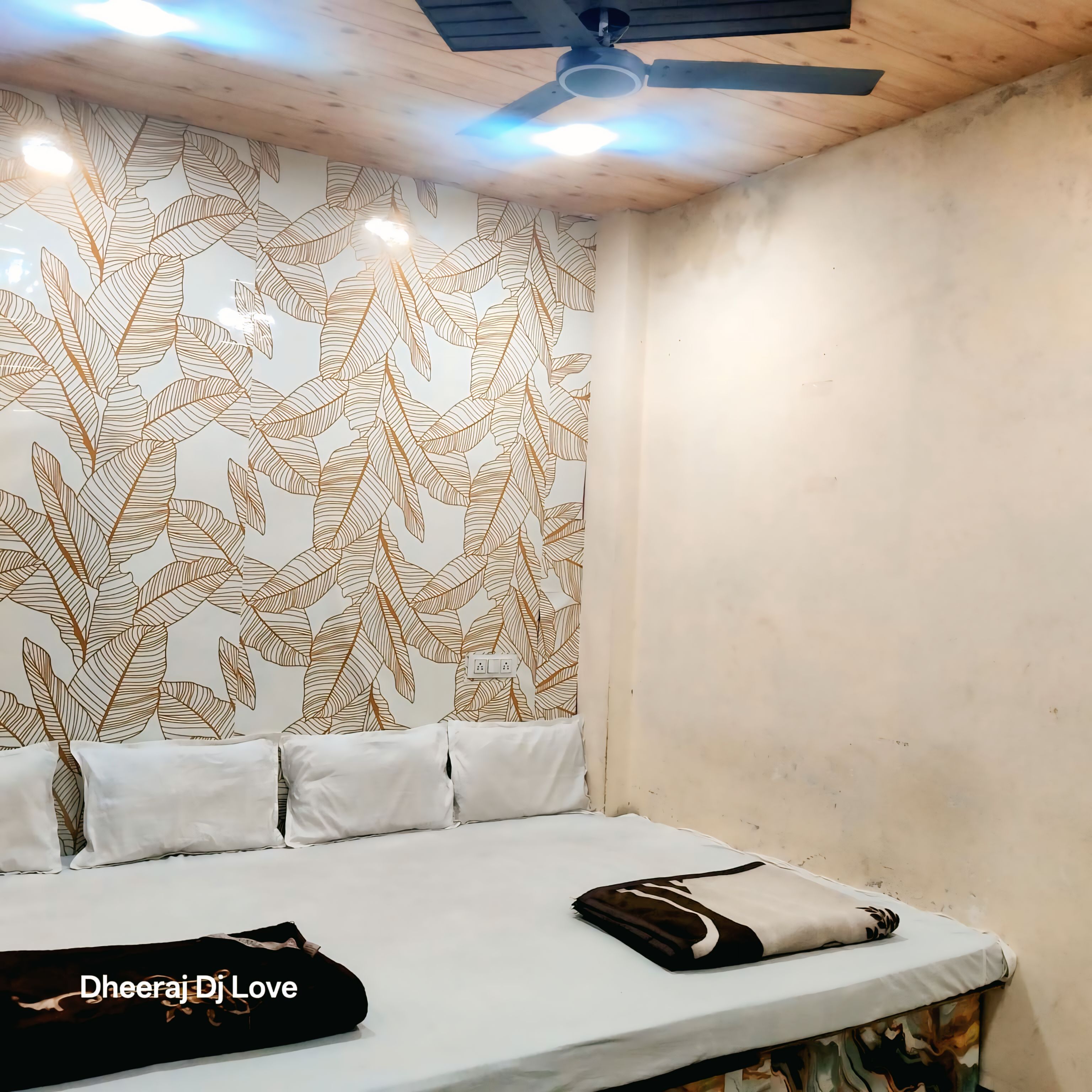 Jay shree Kedar room - Tap to explore photos