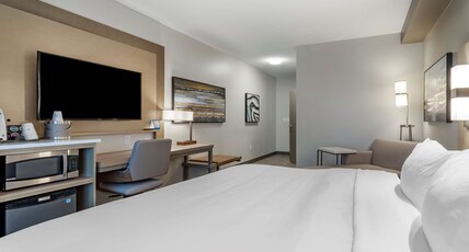 Best Western Premier Prince Albert Room Type - Suite-1 King Bed, Non-Smoking, Full Kitchen, Microwave And Refrigerator, High Speed Internet Access,