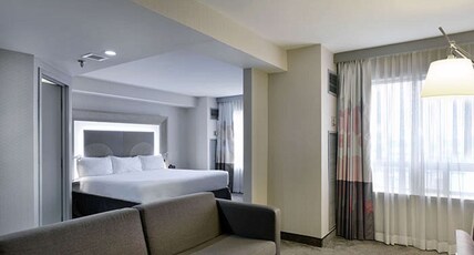 DoubleTree by Hilton Ottawa Downtown Room Type - 1 KING JR SUITE