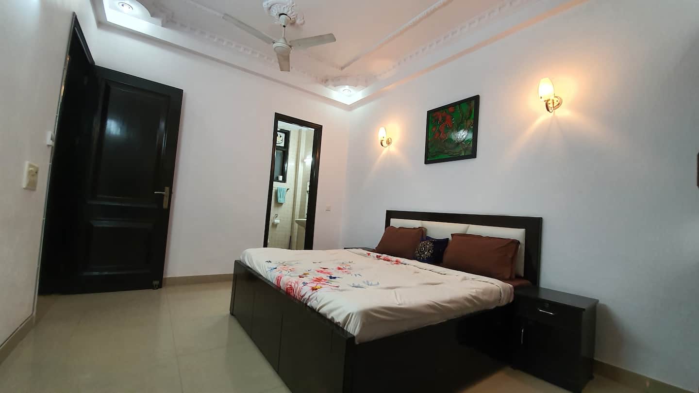EAST OF KAILASH,3BR,PARKING,40Mbps,WASHER,KITCHEN - Tap to explore photos