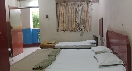 Hotel New College House Room Type - 3 Bed AC Room