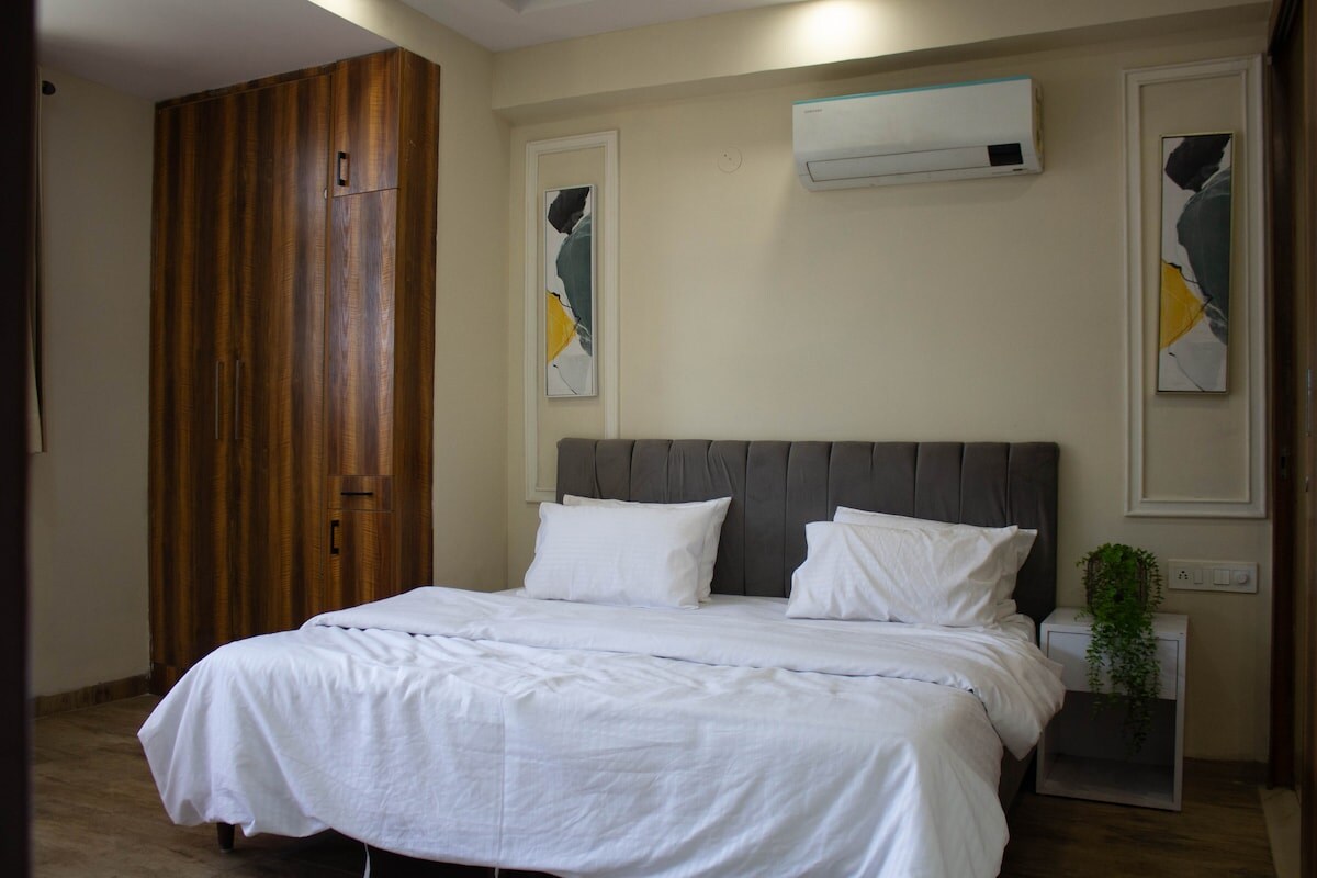 Luxury 1BHK near DLF mall Metro Work friendly - Tap to explore photos