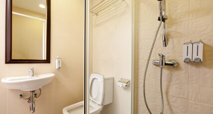 Arawana Express Chinatown Room Type - Deluxe Queen with balcony Arawana Express Chinatown Room Type - Deluxe Queen with balcony