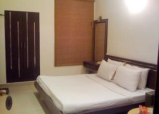 Best Western Bliss Room Type - 1 King Bed, Smoking Room, Standard Room, Air-Conditioned, Wi-Fi, Coffee And Tea Maker, Safe, Full Br Best Western Bliss Room Type - 1 King Bed, Smoking Room, Standard Room, Air-Conditioned, Wi-Fi, Coffee And Tea Maker, Safe, Full Br
