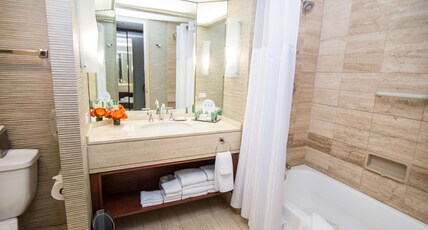 Hilton Los Angeles/Universal City Room Type - 2 QUEEN BEDS