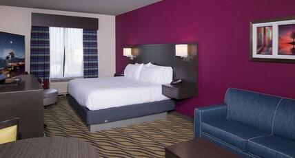 Holiday Inn Express HUTCHINSON Room Type - 1 King Bed Suite Comm Accessible