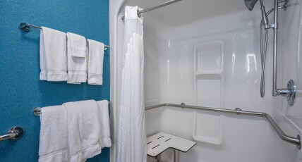 Holiday Inn Express & Suites QUAKERTOWN Room Type - 1 Queen Comm Mobility Accessible Roll In Shower