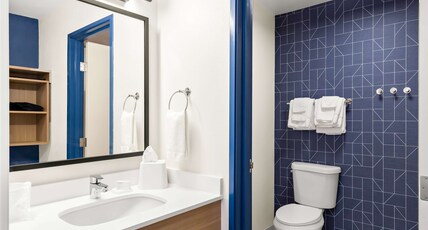 Spark by Hilton Springfield Southwest Room Type - 1 KING STUDIO