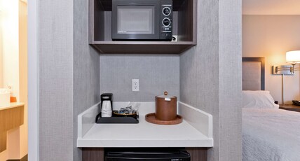 Hampton Inn & Suites by Hilton Palm Desert Room Type - 1KING STUDY SOFABED NOSMOK