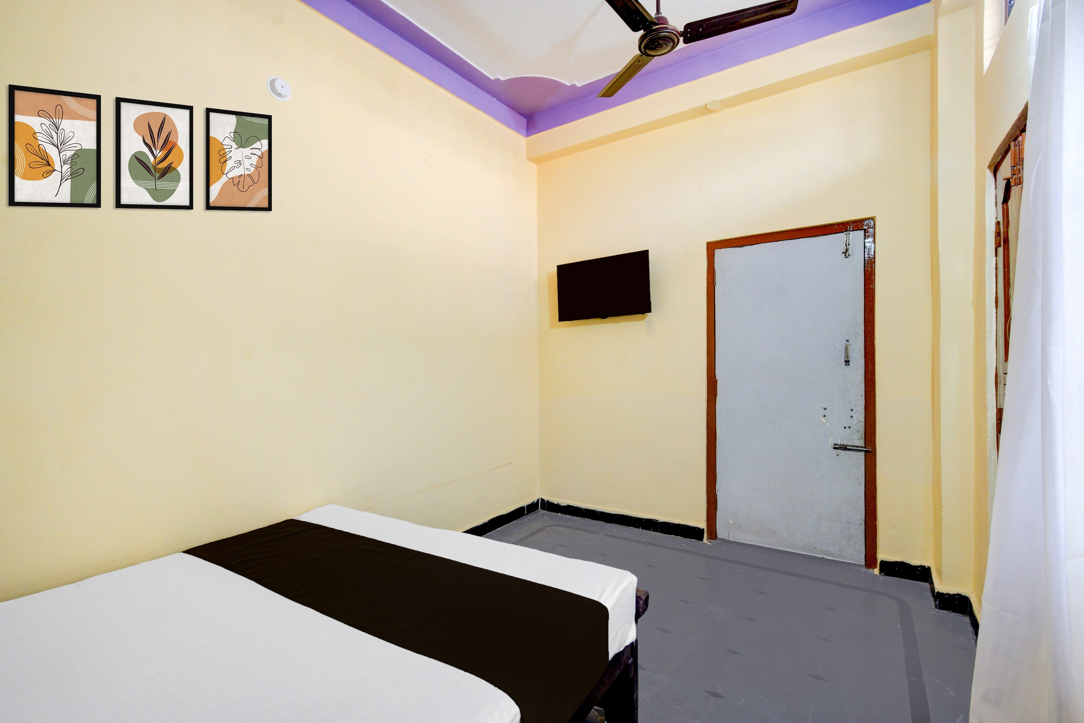 Flagship OYO Hotel O Lucky - Tap to explore photos