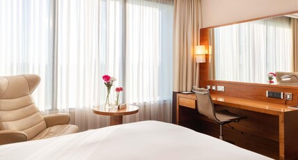 Sofitel London Heathrow Hotel Room Type - LUXURY ROOM, 1 King Bed