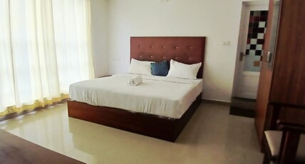 Holidayz by Stayz Royale Munnar - Misty & Sunrise Experience Room Type - Deluxe room with Sunrise View