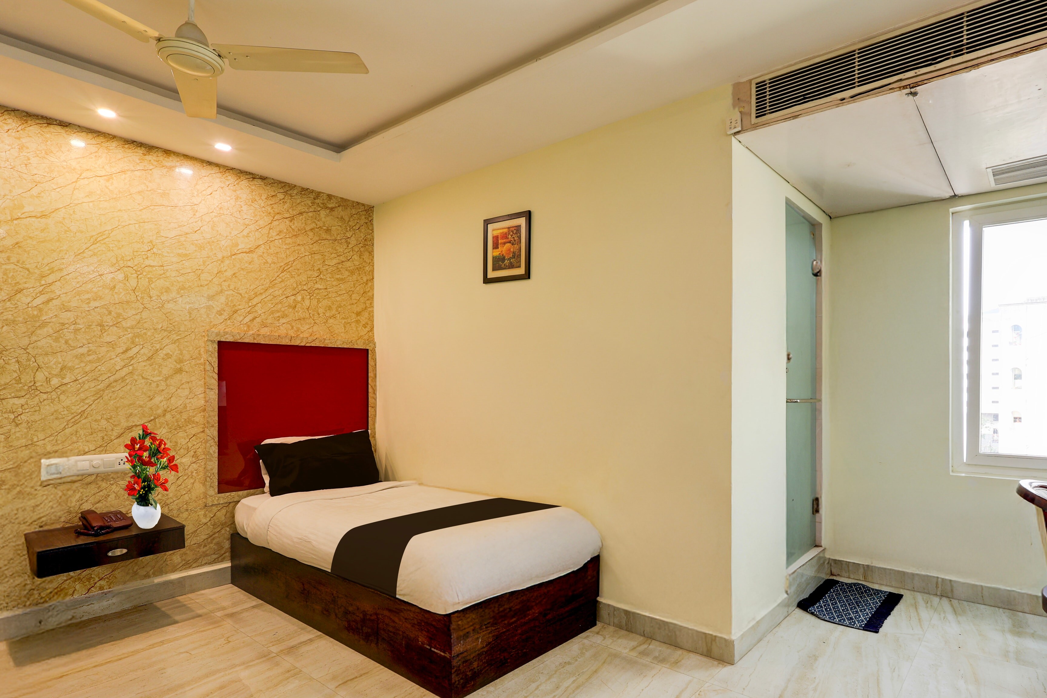 OYO Townhouse Benz Circle MG Road - Tap to explore photos