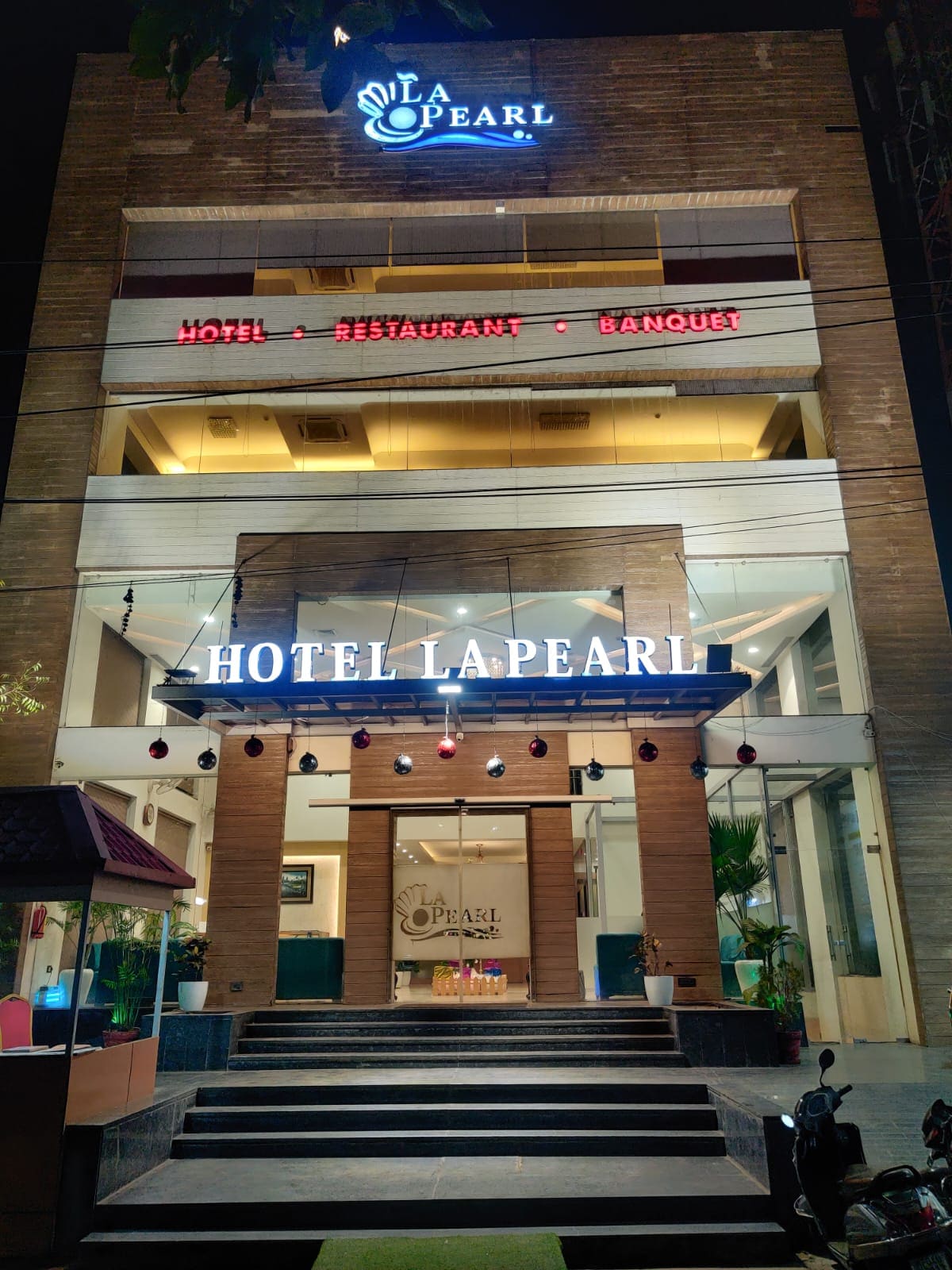 LA PEARL - Tap to explore photos