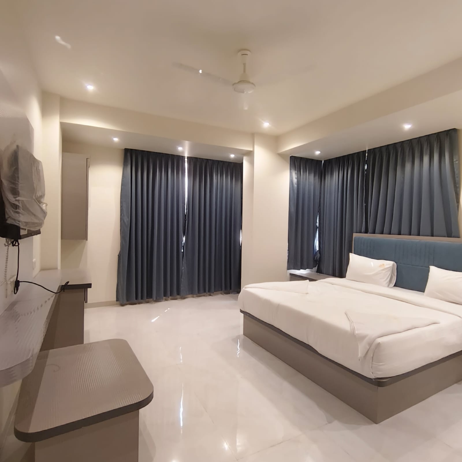 Marina Executive Rooms - Tap to explore photos