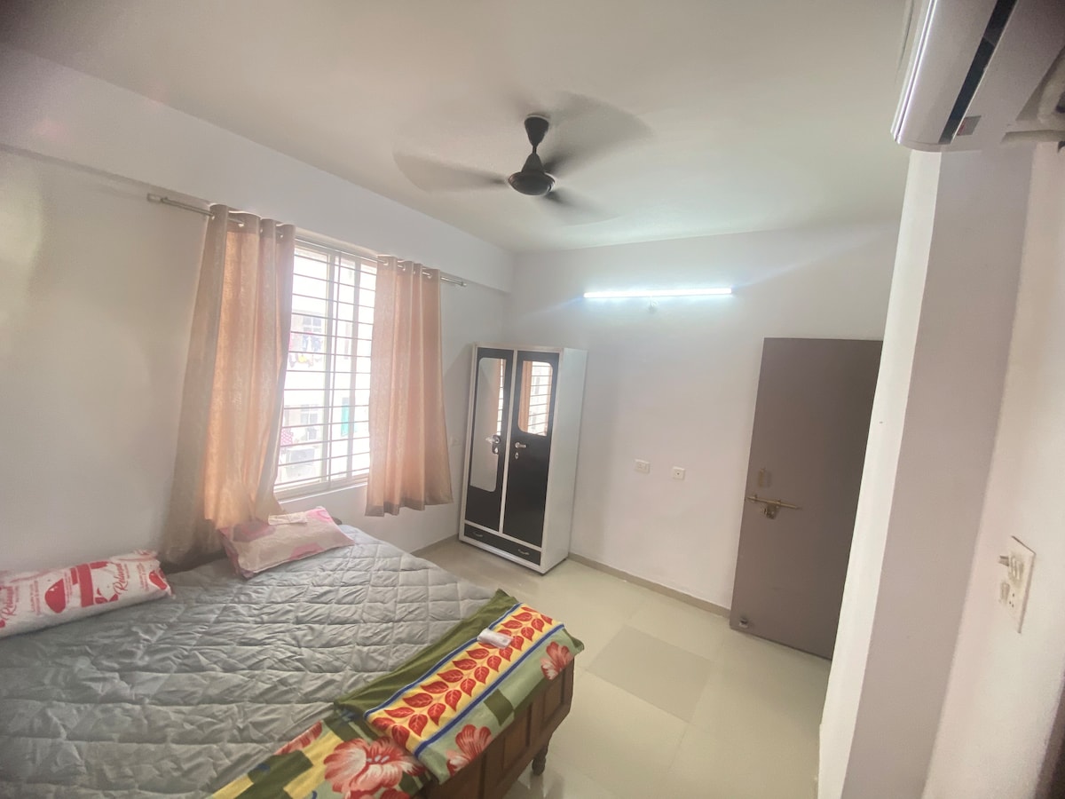 2BHK Budget Friendly AC Washer WiFi Kitchen - Tap to explore photos