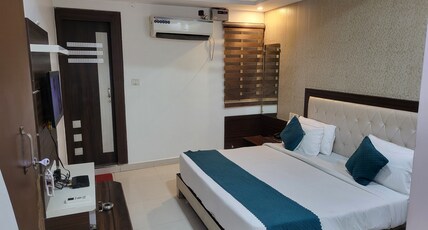 Hotel Saya Inn (Near Jiwaji University) Room Type - Deluxe Room