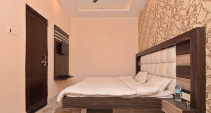 HOTEL ARYA Room Type - Deluxe AC Room