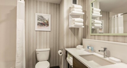 Hampton Inn & Suites Beauport Room Type - KING ROOM W  FRIDGE NS