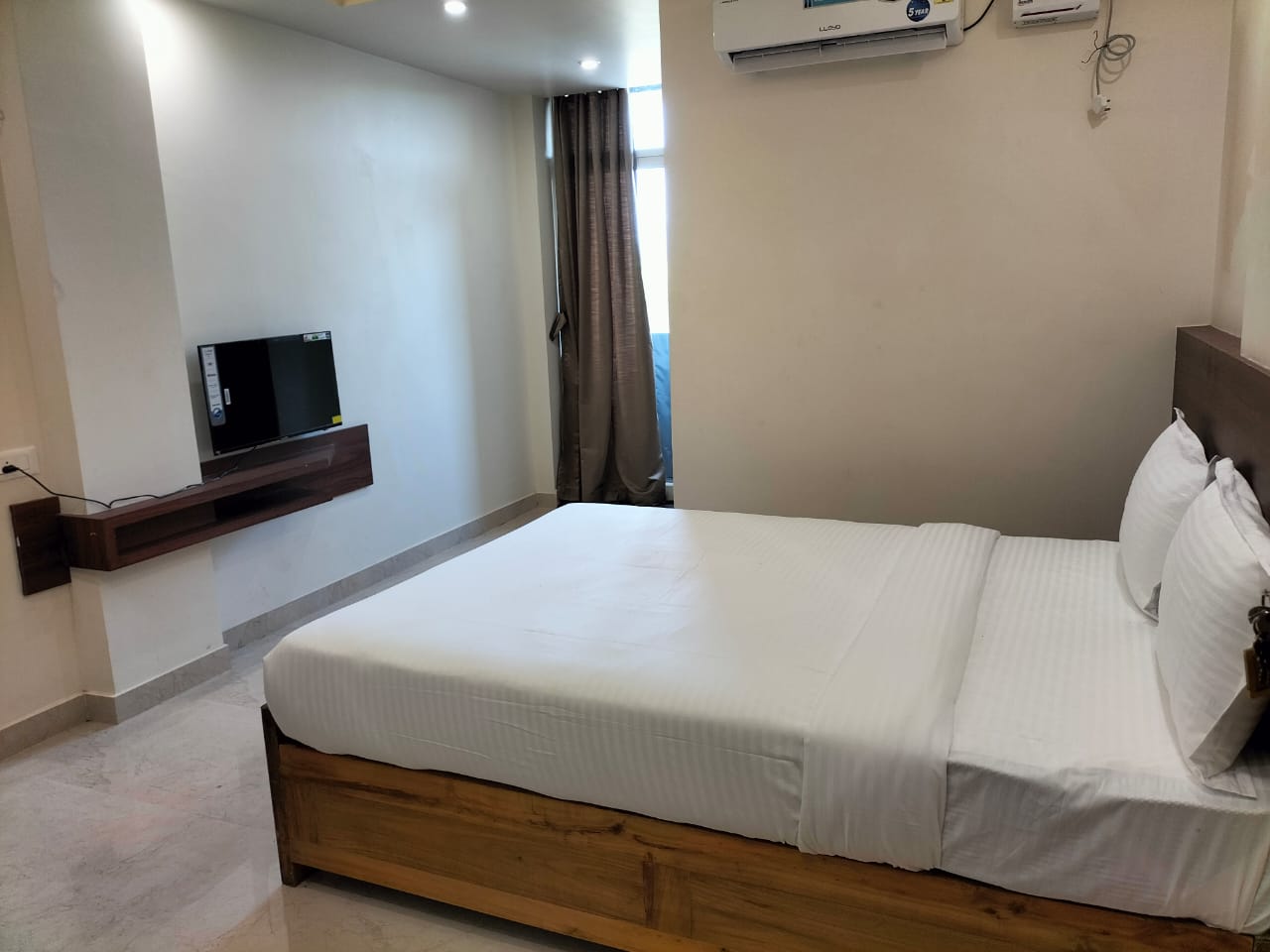 Coastal Lodge - Tap to explore photos