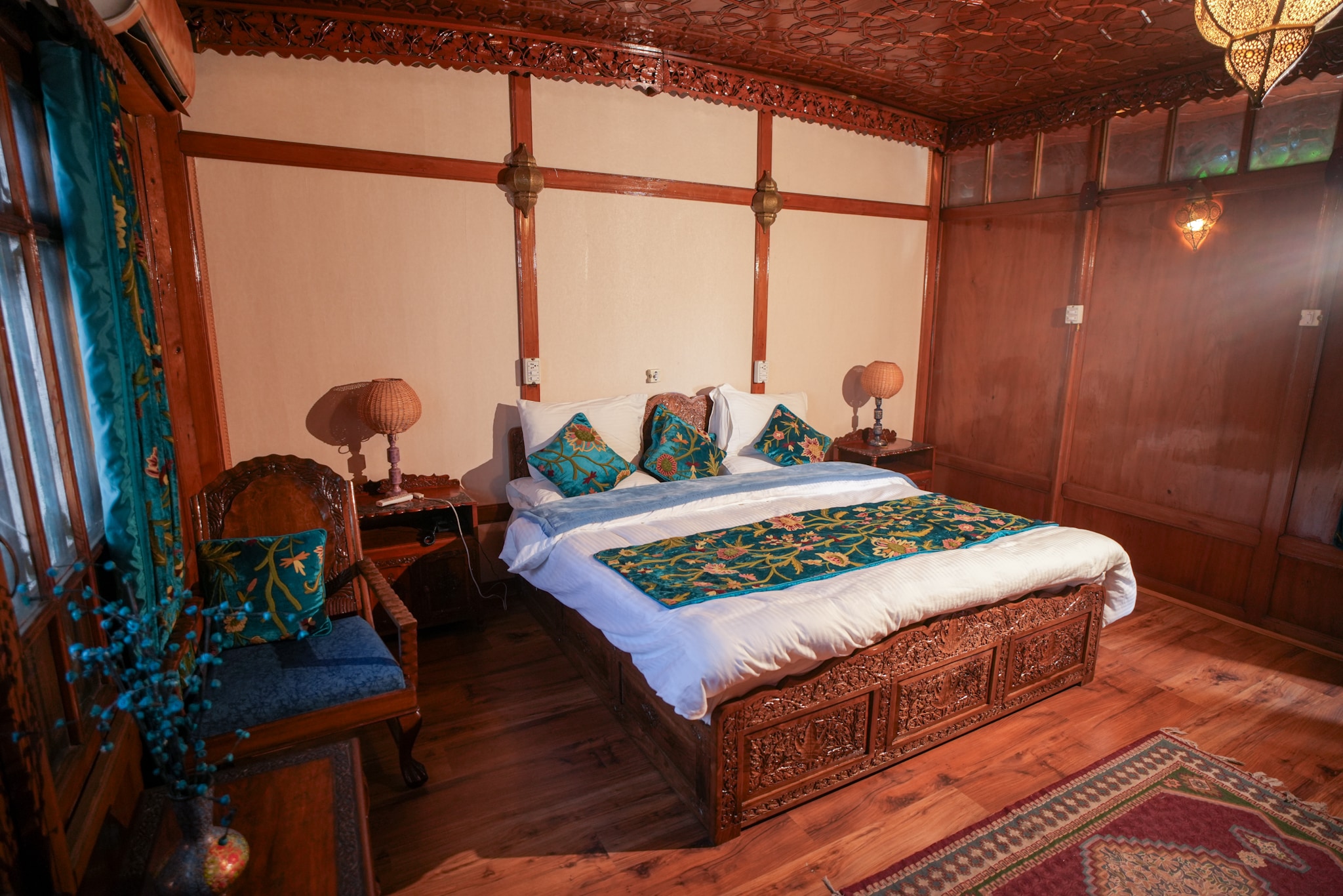 Naaz Kashmir (A Luxury Houseboat) - Tap to explore photos