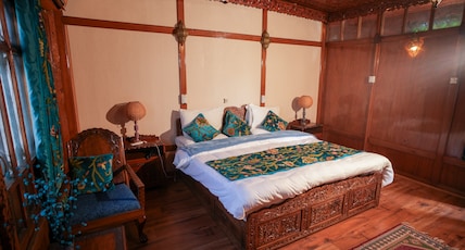 Naaz Kashmir (A Luxury Houseboat) Room Type - Super Deluxe Naaz Kashmir (A Luxury Houseboat) Room Type - Super Deluxe
