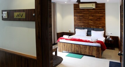 Hotel Aamar Digha Room Type - SUPERIOR ROOM ROAD FRONT VIEW