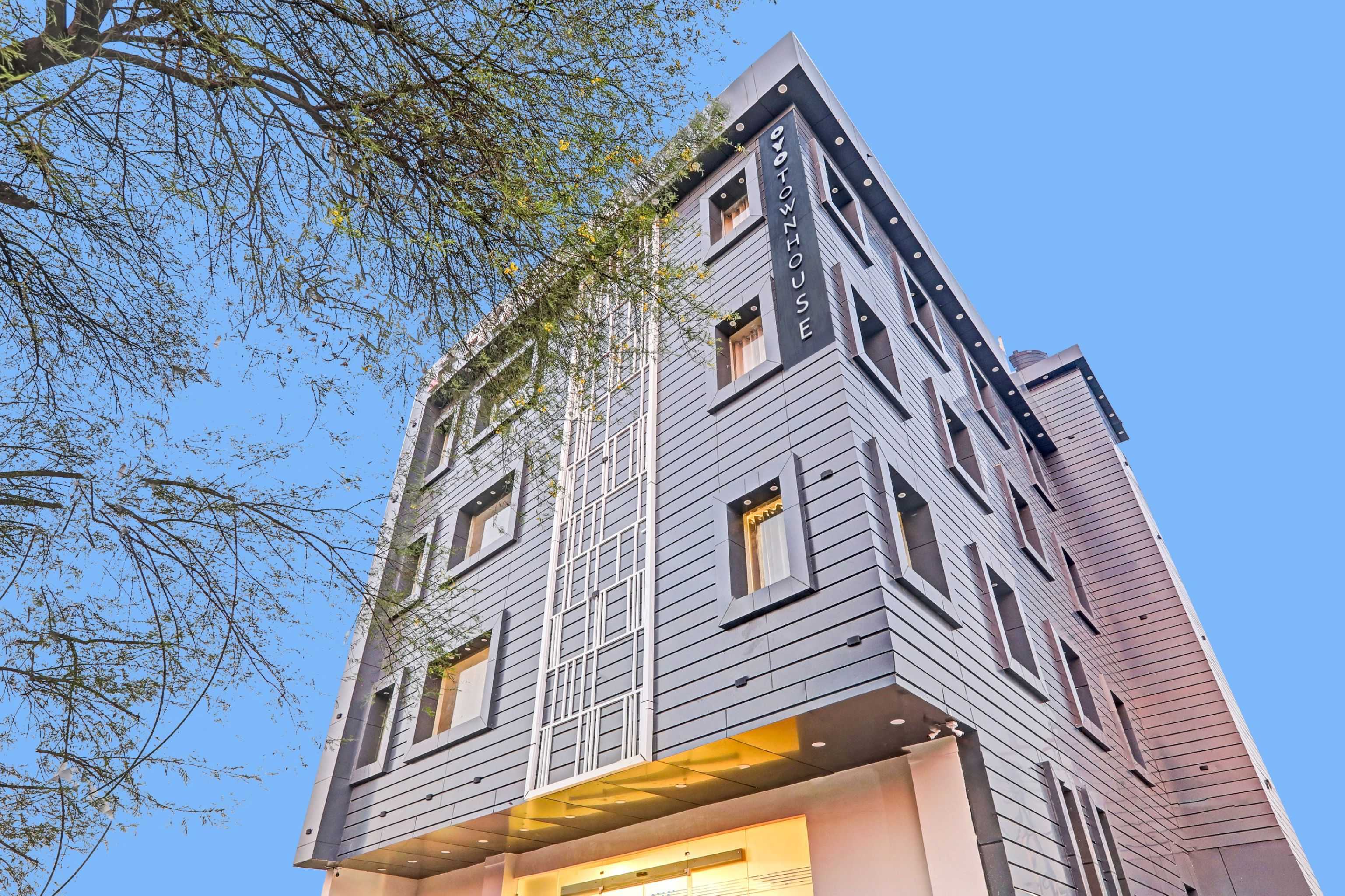 Super Townhouse Hotel Impact - Tap to explore photos