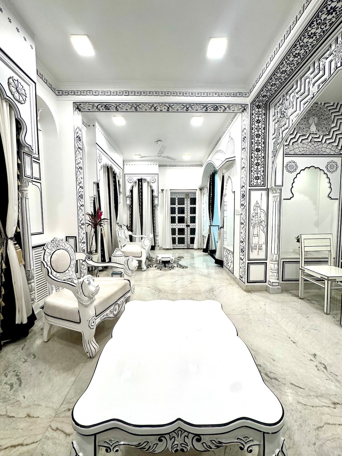 The Prince suite w Patio 2D Lallujiluxe - Tap to explore photos