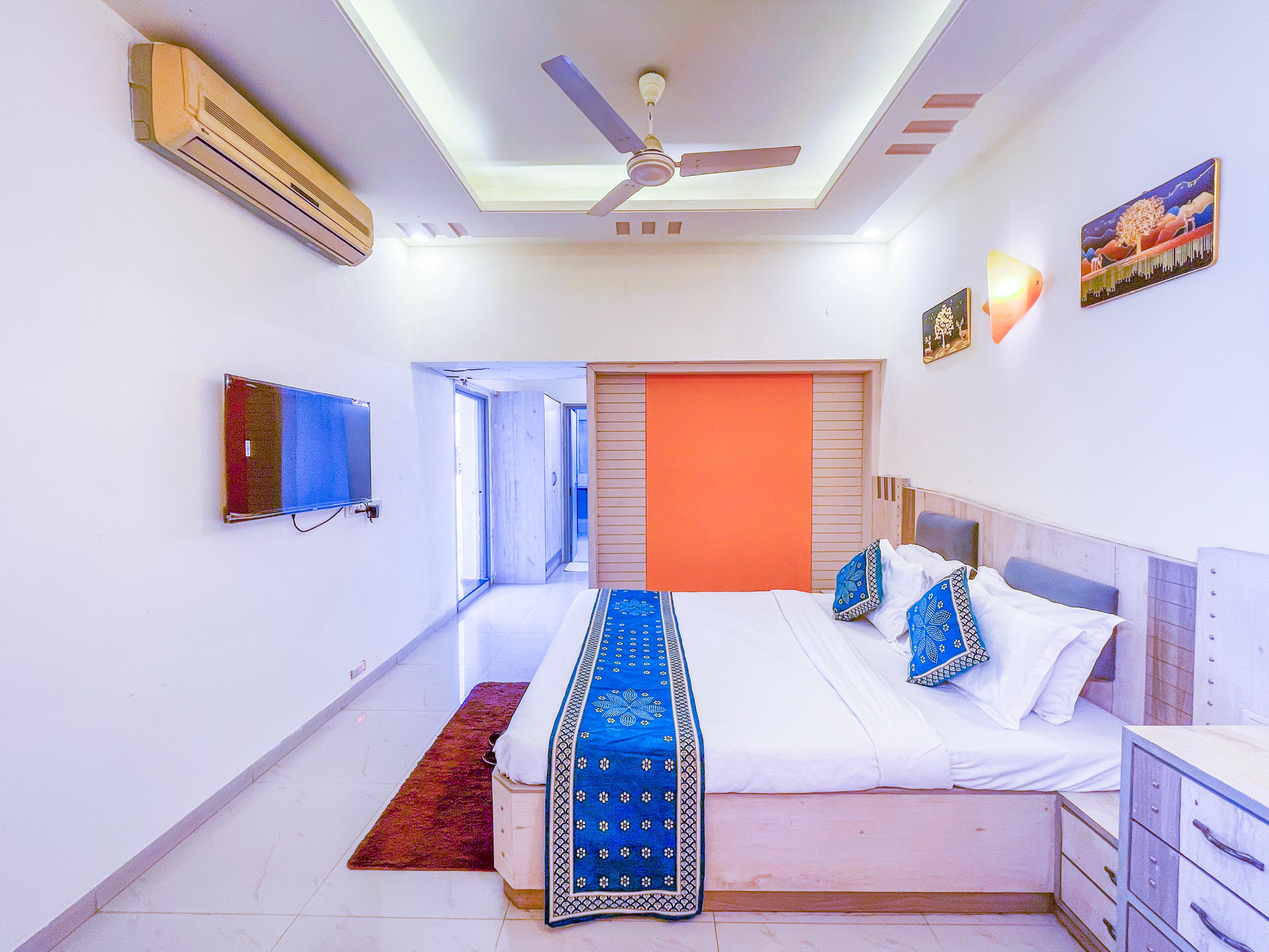 Hotel Thakur Galaxy, Sadar Market - Tap to explore photos