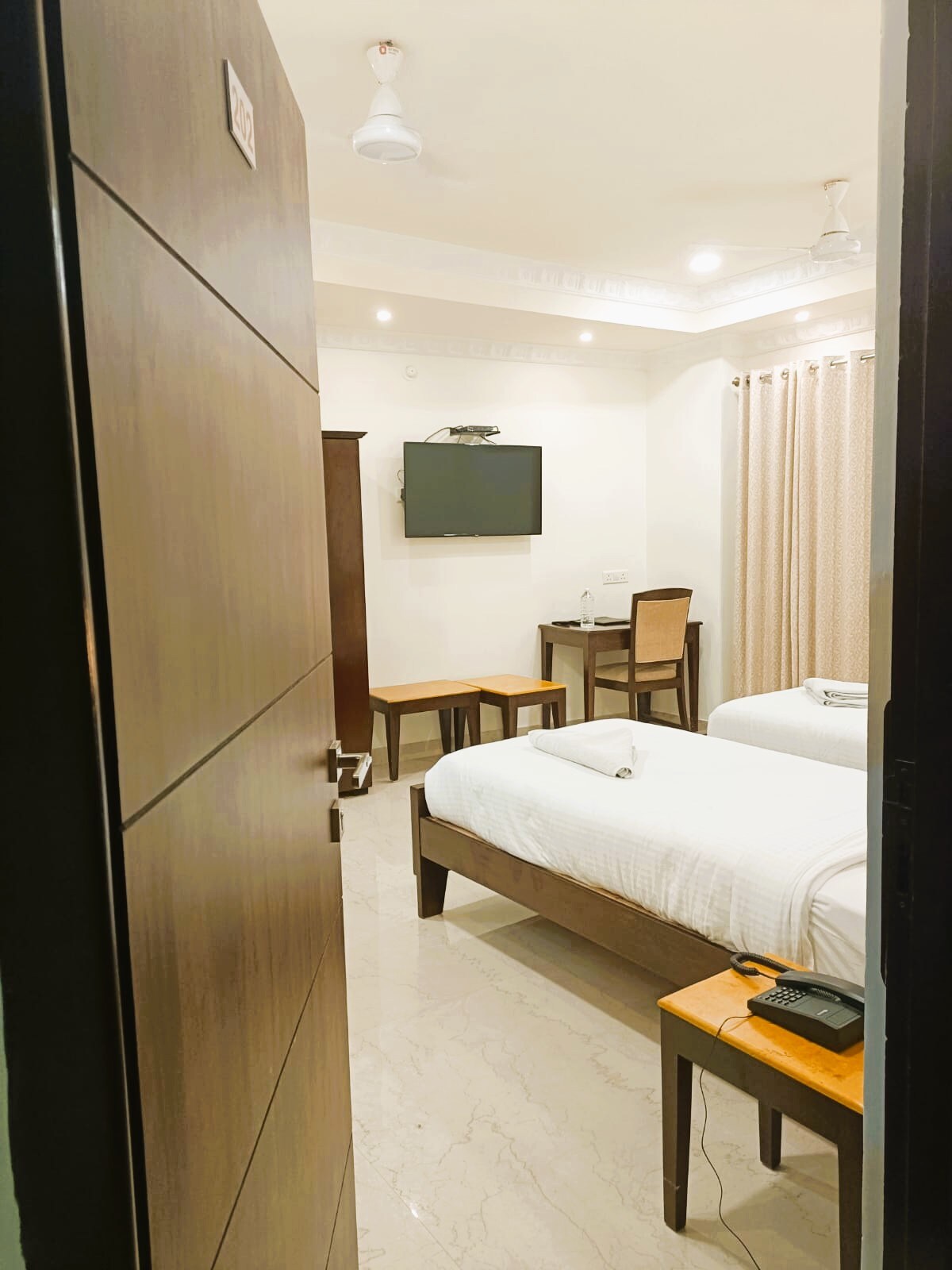 Hotel Jheel Mahal - Tap to explore photos