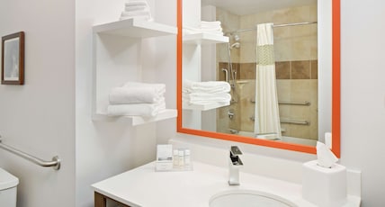 Hampton Inn & Suites Spokane Valley, WA Room Type - 1KNG MOB HEAR ACC W TUB NS