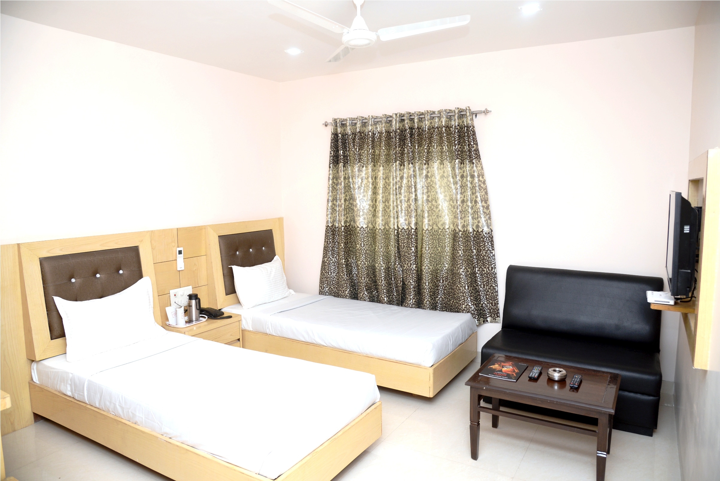 Hotel Simran Inn - Tap to explore photos