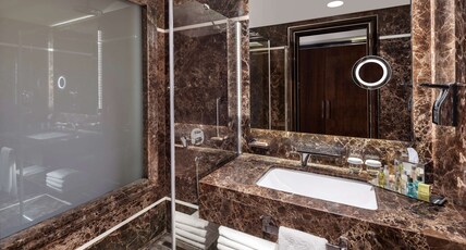 DoubleTree by Hilton Istanbul Esentepe Room Type - QUEEN GUEST ROOM