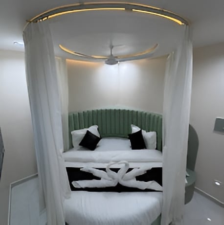 Hotel The Avanta Naroda - Tap to explore photos