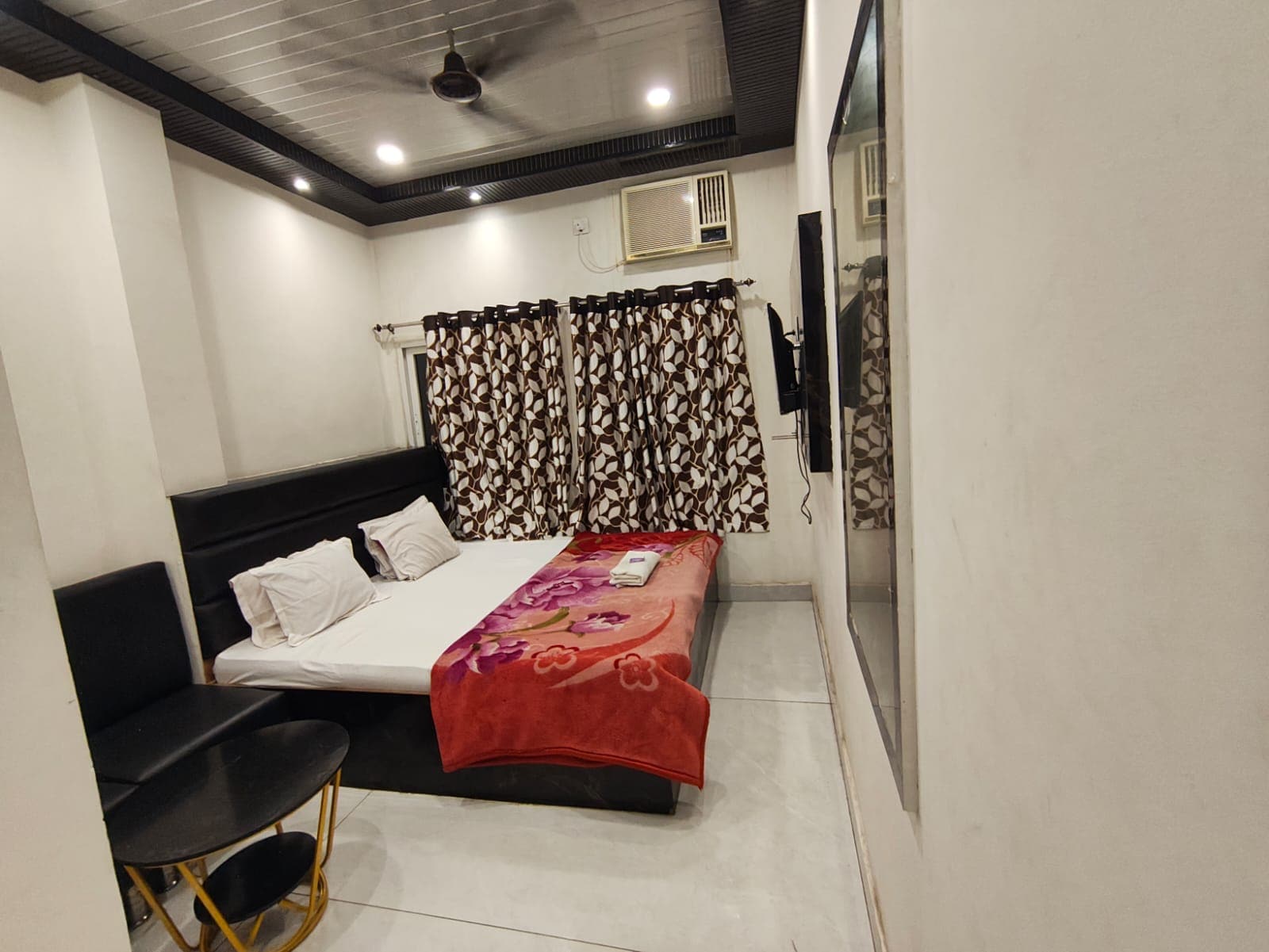 OM Guest House Kolkata - Tap to explore photos